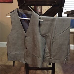 LT Gray vest Med, pants size 34
Men's Warehouse